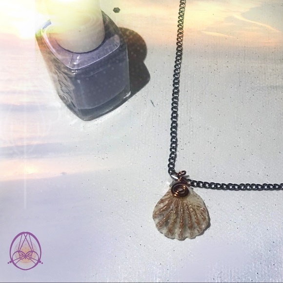 Bear Paw Shell Necklace - Picture 3 of 4